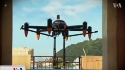 فڕۆکەیەکی بێ فڕۆکەوان دوو قۆڵی بۆ شت بەرزکردنەوە هەیە