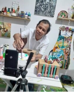 Syafrudin memperantarai para seniman lukis Jakarta dengan Proyek Bangau. (Foto: pribadi)