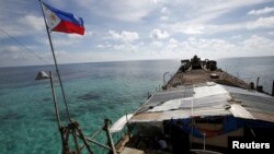 菲律賓向爭議海域軍艦運送物資中國稱全程監督“非法”運補