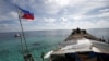资料图片：2014年3月29日，菲律宾国旗飘扬在塞拉·马德雷号军舰上，这艘破旧的菲律宾海军军舰自1999年以来一直搁浅在南中国海有争议的第二托马斯浅滩(斯普拉特利群岛的一部分) 。（路透社）