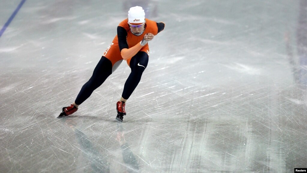一名荷兰选手在练习速滑（路透社2006年2月8日）(photo:VOA)