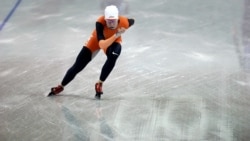 一名荷兰选手在练习速滑（路透社2006年2月8日）