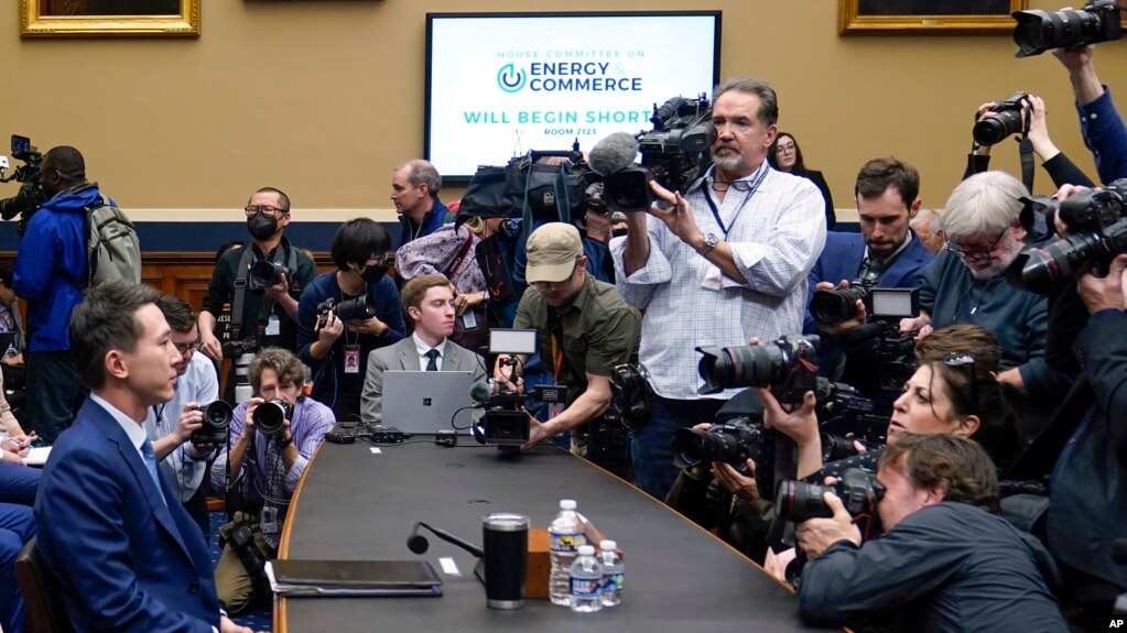 2023年3月23日，TikTok首席执行官周受资（Shou Zi Chew）在美国众议院能源和商务委员会举行的听证会上作证。听证会开始前，摄影记者们纷纷拿着“长枪短炮”对准周受资一顿猛拍。(photo:VOA)