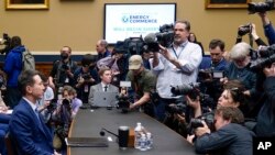 2023年3月23日，TikTok首席执行官周受资（Shou Zi Chew）在美国众议院能源和商务委员会举行的听证会上作证。听证会开始前，摄影记者们纷纷拿着“长枪短炮”对准周受资一顿猛拍。