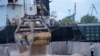 Завантаження зерна в порті Ізмаїла, 26 квітня 2023. AP Photo/Andrew Kravchenko