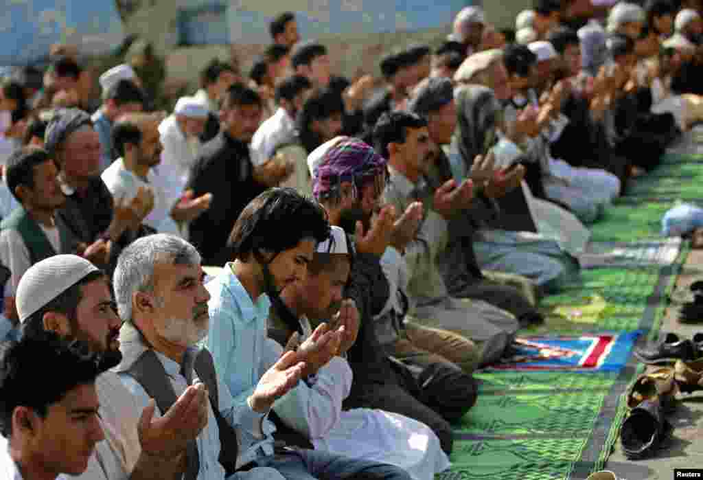 افغانستان کے دارالحکومت کابل میں مسلمان عید کی نماز ادائیگی کے بعد دعا کرتے ہوئے۔