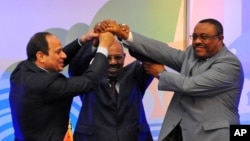 Sudanese President Omar al-Bashir, (c), Egyptian President Abdel-Fattah el-Sissi, (l), and Ethiopian Prime Minister Hailemariam Desalegn, (r), hold hands after signing an agreement on sharing water from the Nile River, in Khartoum, Sudan, March 23, 2015. 