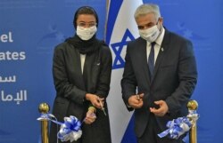 Menteri Kebudayaan dan Pengembangan Pengetahuan UEA Noura al-Kaabi (kiri) dan Menlu Israel Yair Lapid di Abu Dhabi, UAE, 29 Juni 2021. (AFP)