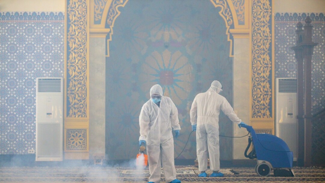 Para petugas menyemprotkan disinfektan di sebuah masjid di Bandar Seri Begawan, Brunei Darussalam untuk mencegah perebakan virus corona (17/3).