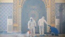 Para petugas menyemprotkan disinfektan di sebuah masjid di Bandar Seri Begawan, Brunei Darussalam untuk mencegah perebakan virus corona (17/3).