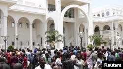 Para demonstran menyerbu Istana Presiden Mali di ibukota Bamako, Senin (21/5) untuk memprotes kesepakatan mempertahankan kekuasaan Presiden Traore Diouncounda.