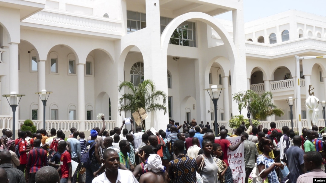 Para demonstran menyerbu Istana Presiden Mali di ibukota Bamako, Senin (21/5) untuk memprotes kesepakatan mempertahankan kekuasaan Presiden Traore Diouncounda.