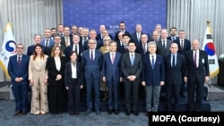 13일부터 15일까지 한국을 방문한 북대서양조약기구(나토·NATO) 회원국 30개국 상주 대사단이 기념 촬영을 하고 있다. 