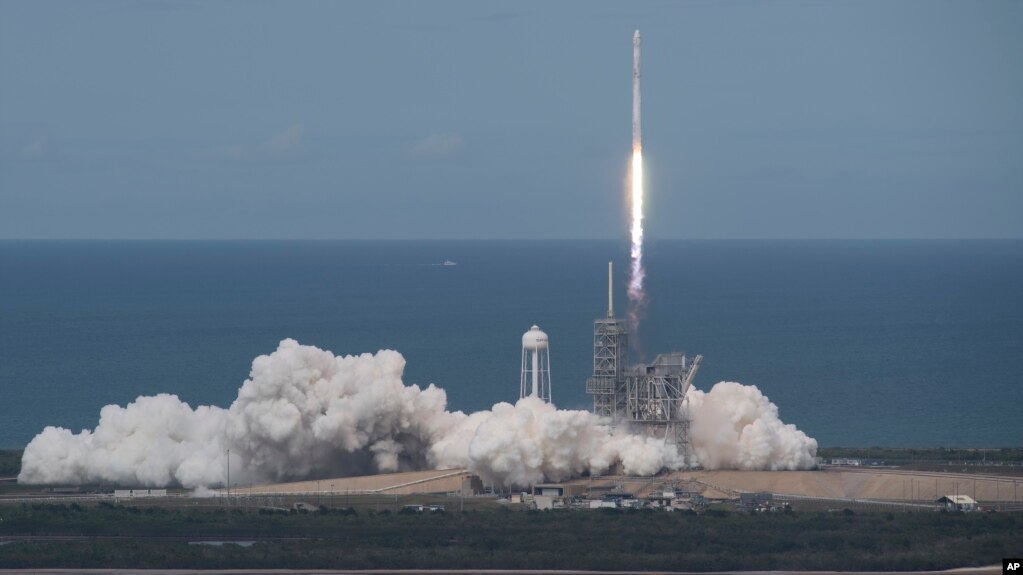 ຈະຫຼວດ Falcon 9 ຂອງບໍລິສັດ SpaceX ຖືກປ່ອຍຂຶ້ນອາວະກາດຈາກຖານປ່ອຍຢູ່ສູນອາວະກາດ Kennedy ຂອງອົງການ NASA ໃນເມືອງ Cape Canaveral, ລັດ ຟລໍຣິດາ. 3 ມິຖຸນາ, 2017.