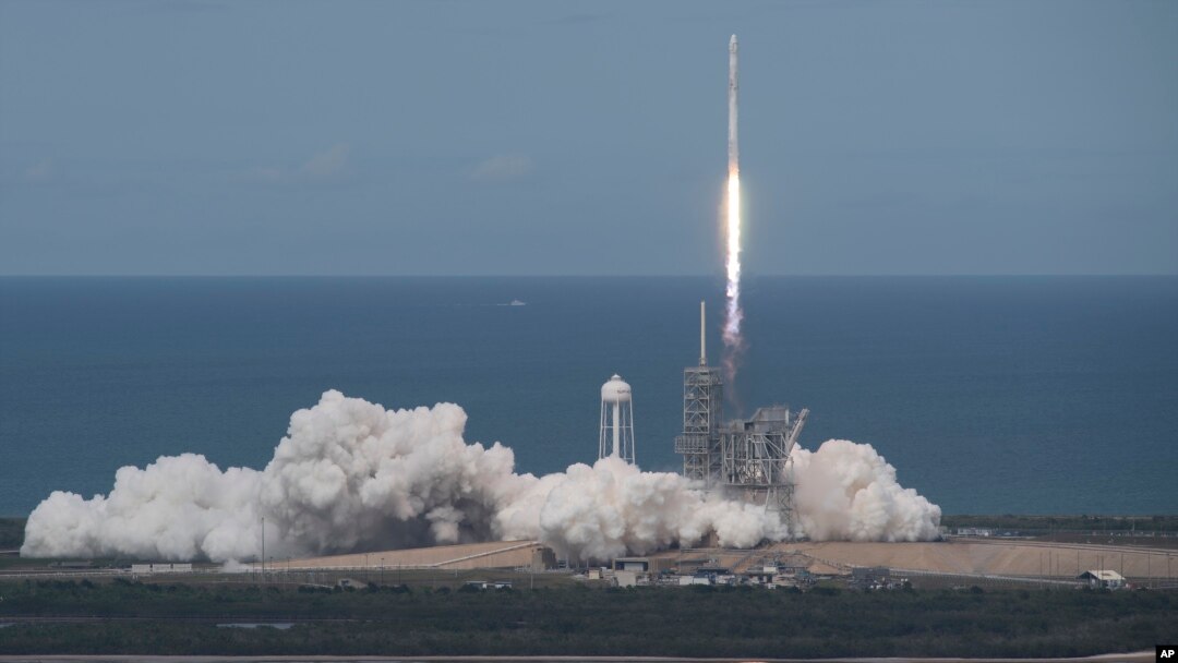 Foto dari NASA, menunjukkan roket SpaceX Falcon 9, dengan pesawat antariksa Dragon, meluncur dai landasan 39A di Kennedy Space Center, Cape Canaveral, Florida, 3 Juni 2017.