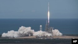 ຈະຫຼວດ Falcon 9 ຂອງບໍລິສັດ SpaceX ຖືກປ່ອຍຂຶ້ນອາວະກາດຈາກຖານປ່ອຍຢູ່ສູນອາວະກາດ Kennedy ຂອງອົງການ NASA ໃນເມືອງ Cape Canaveral, ລັດ ຟລໍຣິດາ. 3 ມິຖຸນາ, 2017.
