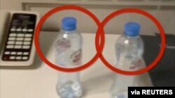 Hai chai nước trong phòng khách sạn mà ông Alexei Navalny lưu trú trong chuyến đi đến thành phố Tomsk, Siberia mà Reuters chụp lại từ tài khoản Instagram Navalny vào ngày 17/9/2020.