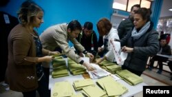 Dépouillage des bulletins dans un centre de vote d' Istanbul, en Turquie, le 1er novembre 2015. (REUTERS/Osman Orsal) 