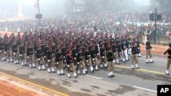 نئی دہلی میں بھارت کے یومِ جمہوریہ کے موقعے پر ایک دستہ مارچ کر رہا ہے