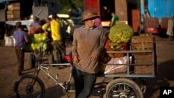 Un hombre revende en las afueras de La Habana vegetales que compró en un mercado campesino.