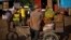 Un hombre revende en las afueras de La Habana vegetales que compró en un mercado campesino.