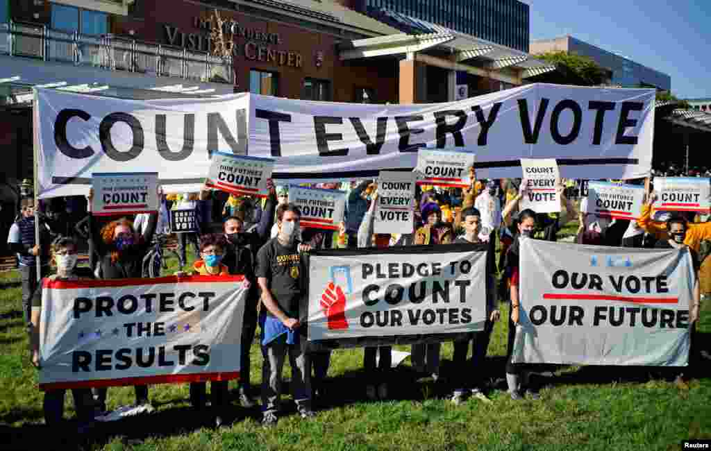 Personas sostienen carteles mientras participan en una manifestaci&#243;n que exige un recuento justo de los votos de las elecciones presidenciales de Estados Unidos, en Filadelfia, Pensilvania, el 4 de noviembre de 2020.