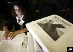 Kristin Turgeon (7 tahun) membaca buku Harry Potter dalam huruf Braille di Boston, Massachusetts sebagai ilustrasi. (Foto: Reuters).