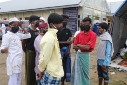 Sejumlah laki-laki dari pengungsi etnis Muslim-Rohingya berada kamp pengungsian di Gedung BLK Kota Lhokseumawe, Aceh. (Foto dok: Courtesy/Humas Pemkot Lhokseumawe)