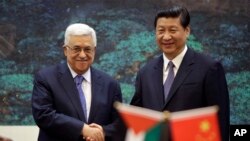 중국을 방문한 마무드 압바스 팔레스타인 자치정부수반(왼쪽)이 6일 베이징 인민대회당에서 시진핑 중국 국가주석과 회담했다.