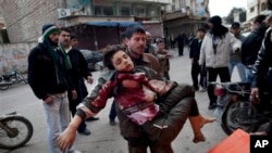 ဆီးရီးယား အစိုးရတပ်နဲ့ သူပုန်တပ်ကြား ပစ်ခတ်မှုအတွင်း ဒဏ်ရာရသူတစ်ဦးကို အရေးပေါ် ကယ်တင်လာကြစဉ်။ 