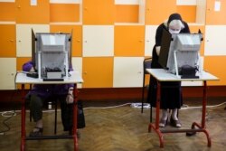Orang-orang memberikan suara selama pemilihan parlemen singkat, di tempat pemungutan suara di Sofia, Bulgaria, 11 Juli 2021. (Foto: REUTERS/Stoyan Nenov)
