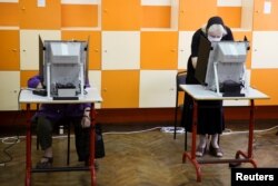 People cast their ballots during a short parliamentary election, at a polling station in Sofia, Bulgaria, July 11, 2021. (Photo: REUTERS/Stoyan Nenov)