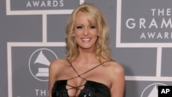 藝名“風暴女丹尼爾斯”(Stormy Daniels)、從事色情表演的女星史蒂芬妮·克利福德2007年2月11日出席在洛杉磯舉行的第49界格萊美頒獎典禮