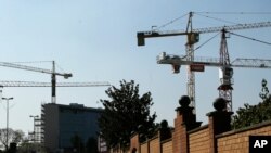 Des grues de construction sont vues dans la banlieue de Rosebank à Johannesburg, Afrique du Sud, le 4 septembre 2018.