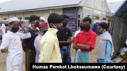 Sejumlah laki-laki dari pengungsi etnis Muslim-Rohingya saat berada kamp pengungsian di Gedung BLK Kota Lhokseumawe, Aceh, Kamis, 10 September 2020. (Foto: Courtesy/Humas Pemkot Lhokseumawe)