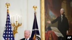 조 바이든 미국 대통령이 2일 백악관에서 열린 시민권 선서식에 참석했다.