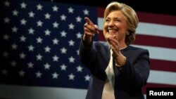 Clinton lidera la carrera presidencial, según algunas encuestas, con 11 puntos de ventaja, mientras otras solo la colocan 4 puntos por delante.