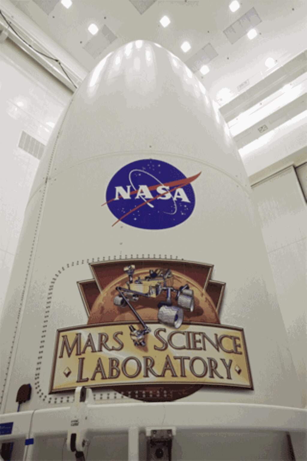 Tại Trung Tâm Không Gian Kennedy ở Florida, đầu của rocket Atlas V mang logo của NASA phía trên logo của MSL. (Xe Tự Hành NASA)