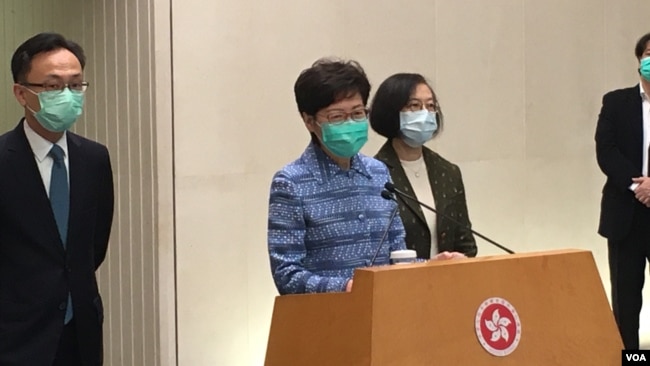 香港特首林郑月娥（左二）在周二的记者会上，没有否认一份递交给中央的报告存在。（美国之音王四维拍摄） 