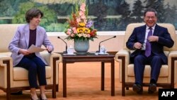 Perdana Menteri China Li Qiang (kanan) berbicara dengan Menteri Luar Negeri Prancis Catherine Colonna di Aula Besar Rakyat di Beijing pada 24 November 2023. (Foto: Jade GAO/AFP)