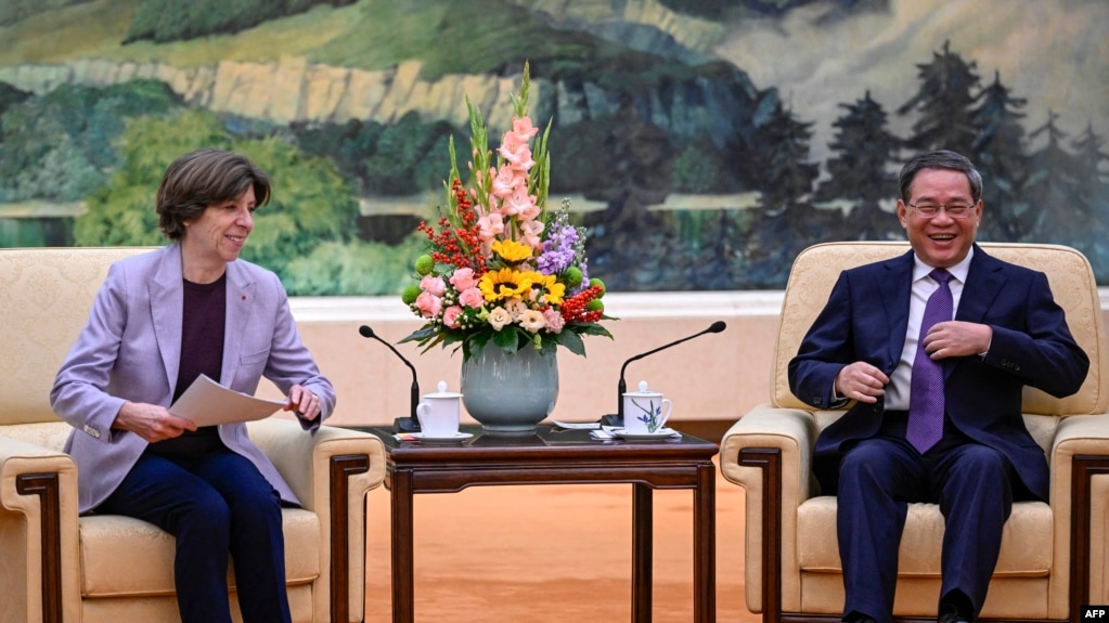 2023年11月24日，中国总理李强(右)在北京人民大会堂与法国外交部长凯瑟琳·科隆纳举行会谈。(法新社）(photo:VOA)