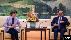 2023年11月24日，中国总理李强(右)在北京人民大会堂与法国外交部长凯瑟琳·科隆纳举行会谈。(法新社）