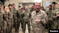 Генерал морской пехоты Кеннет Маккензи, глава Центрального командования США, беседует с военнослужащими США во время посещения оперативной базы в Джелалабаде, Афганистан