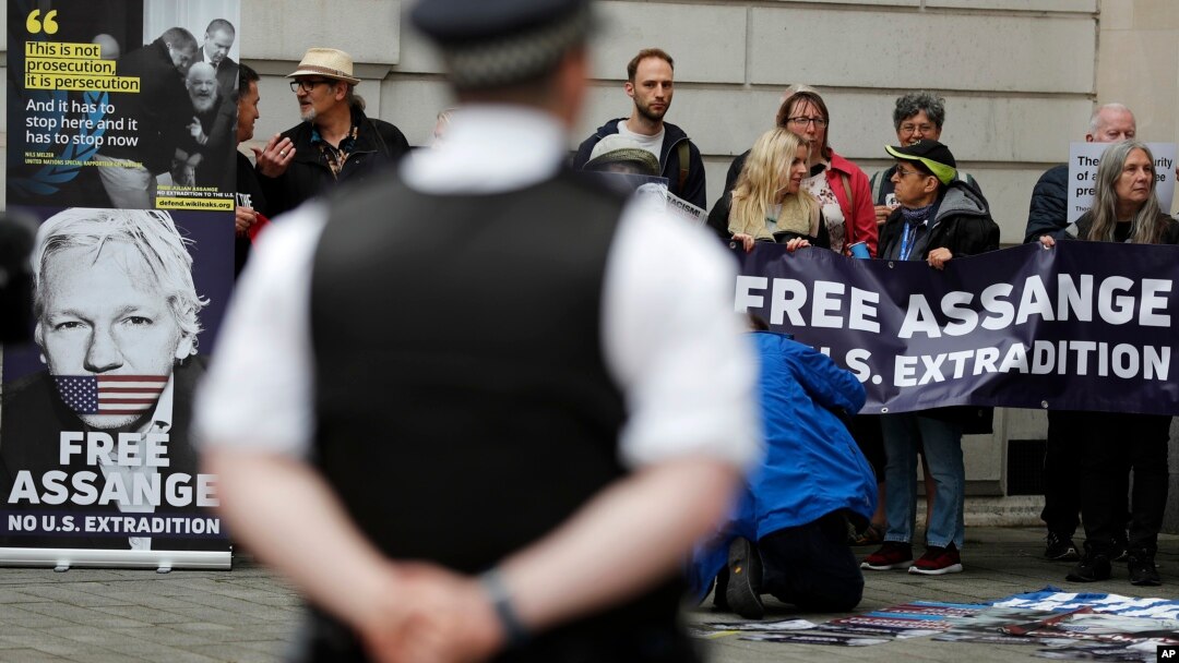 Para pendukung pendiri WikiLeaks, Julian Assange, melakukan unjuk rasa menuntut pembebasan Assange di depan kantor pengadilan di London, Inggris hari Jumat (14/6).
