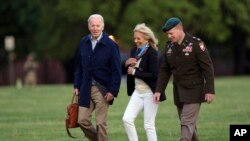 Rais wa Marekani Joe Biden na mke wake Jill Biden wakiwasili Camp Biden