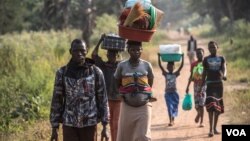 A South Sudanese refugee family walks toward a refugee camp in Aba, Democratic of Congo, after crossing from South Sudan to escape fighting. (J. Patinkin for VOA)