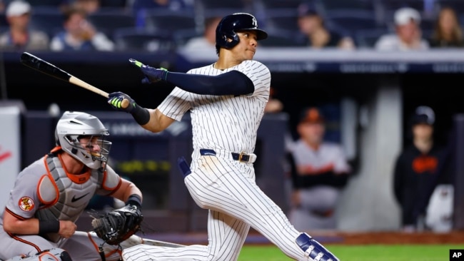 Juan Soto, jonronero dominicano de los Yankees de Nueva York, pega un sencillo durante la sexta entrada de un partido de béisbol contra los Orioles de Baltimore, el jueves 26 de septiembre de 2024, en Nueva York.