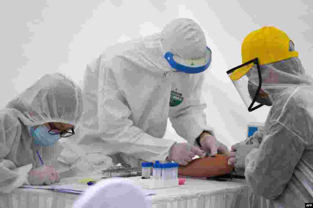 ویتنام کے دارالحکومت ہنوئی میں عام متاثرین کے ساتھ ساتھ کرونا وائرس کے پھیلاؤ کے خلاف کام کرنے والے ہیلتھ ورکرز کا بھی احتیاط کے طور پر ٹیسٹ ہوا۔