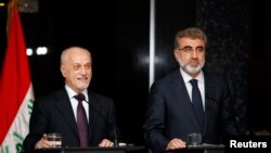 FILE - Iraq's Deputy Prime Minister for Energy Hussain al-Shahristani (L) speaks during a joint news conference with Turkey's Energy Minister Taner Yildiz in Baghdad, Dec. 1, 2013. 