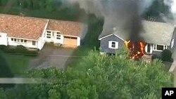 Пламя охватило жилой дом в Лоуренсе (съемка местной телекомпании WCVB - Associated Press).